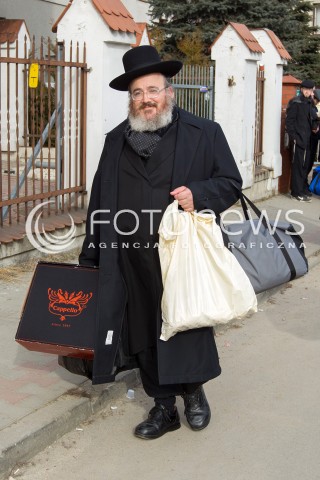  21.02.2014 LEZAJSK <br />PIELGRZYMKA CHASYDOW DO GROBU CADYKA ELIMELECHA WEISSBLUMA W LEZAJSKU W ROCZNICE JEGO SMIERCI. <br />ORTODOKSYJNI ZYDZI Z CALEGO SWIATA MODLA SIE O ZDROWIE I SZCZESCIE <br /> 