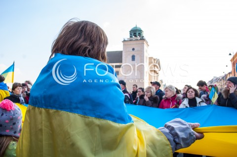  23.02.2014 WARSZAWA WIEC SOLIDARNOSCI Z UKRAINA W WARSZAWIE N/Z UCZESTNICY FLAGA UKRAINY  