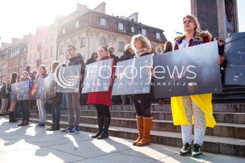  23.02.2014 WARSZAWA WIEC SOLIDARNOSCI Z UKRAINA W WARSZAWIE N/Z UCZESTNICY WIECU TRZYMAJA ZDJECIA Z MAJDANU  