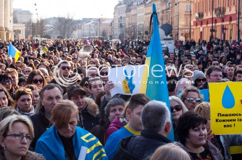  23.02.2014 WARSZAWA WIEC SOLIDARNOSCI Z UKRAINA W WARSZAWIE N/Z TLUM UCZESTNICY  