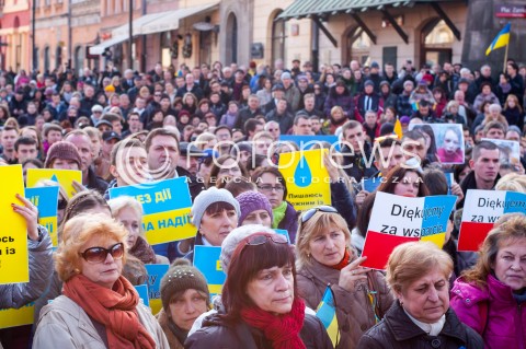  23.02.2014 WARSZAWA WIEC SOLIDARNOSCI Z UKRAINA W WARSZAWIE N/Z TLUM UCZESTNICY  