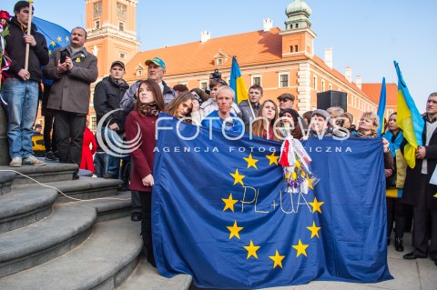  23.02.2014 WARSZAWA WIEC SOLIDARNOSCI Z UKRAINA W WARSZAWIE N/Z UCZESTNICY  