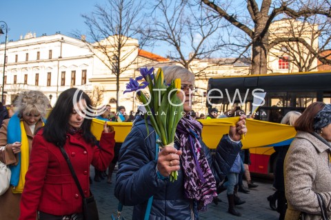  23.02.2014 WARSZAWA WIEC SOLIDARNOSCI Z UKRAINA W WARSZAWIE N/Z MARSZ UCZESTNICY  