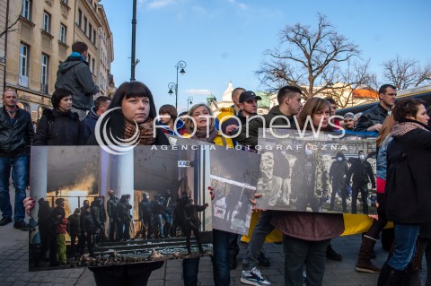  23.02.2014 WARSZAWA WIEC SOLIDARNOSCI Z UKRAINA W WARSZAWIE N/Z UCZESTNICY WIECU TRZYMAJA ZDJECIA Z MAJDANU  