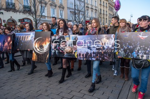  23.02.2014 WARSZAWA WIEC SOLIDARNOSCI Z UKRAINA W WARSZAWIE N/Z UCZESTNICY WIECU TRZYMAJA ZDJECIA Z MAJDANU  