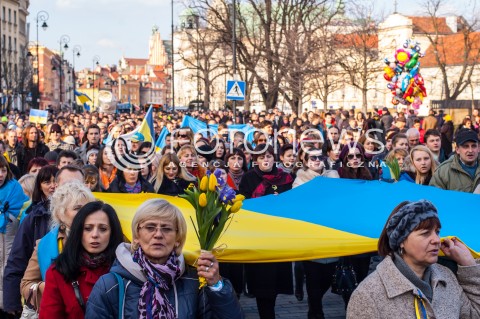  23.02.2014 WARSZAWA WIEC SOLIDARNOSCI Z UKRAINA W WARSZAWIE N/Z MARSZ UCZESTNICY  