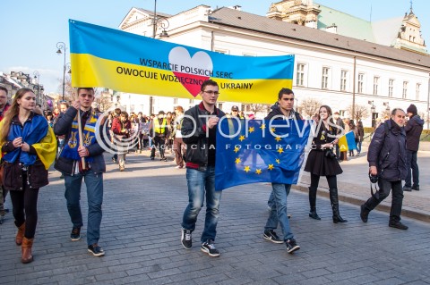  23.02.2014 WARSZAWA WIEC SOLIDARNOSCI Z UKRAINA W WARSZAWIE N/Z MARSZ UCZESTNICY  
