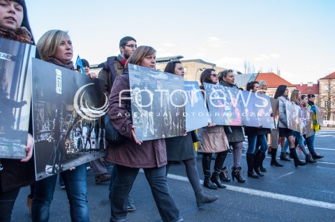  23.02.2014 WARSZAWA WIEC SOLIDARNOSCI Z UKRAINA W WARSZAWIE N/Z UCZESTNICY WIECU TRZYMAJA ZDJECIA Z MAJDANU  