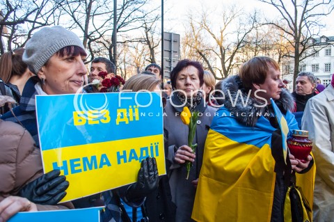  23.02.2014 WARSZAWA WIEC SOLIDARNOSCI Z UKRAINA W WARSZAWIE N/Z UCZESTNICY WIECU PRZED AMBASADA UKRAINY  
