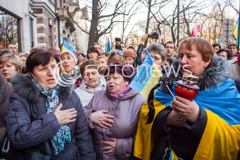  23.02.2014 WARSZAWA WIEC SOLIDARNOSCI Z UKRAINA W WARSZAWIE N/Z UCZESTNICY WIECU PRZED AMBASADA UKRAINY  