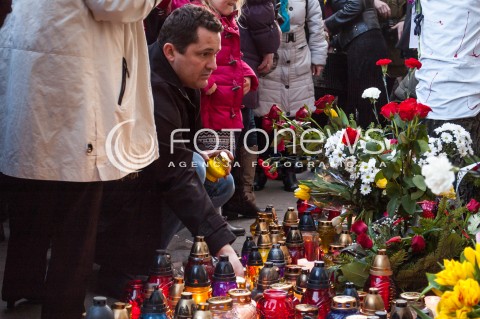  23.02.2014 WARSZAWA WIEC SOLIDARNOSCI Z UKRAINA W WARSZAWIE N/Z UCZESTNICY WIECU ZAPALAJA ZNICZE  