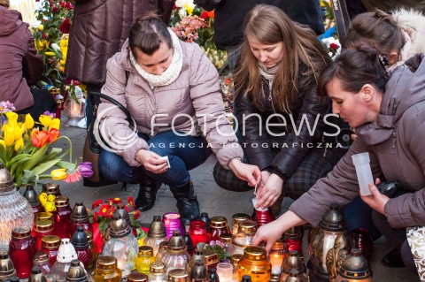  23.02.2014 WARSZAWA WIEC SOLIDARNOSCI Z UKRAINA W WARSZAWIE N/Z UCZESTNICY WIECU ZAPALAJA ZNICZE  