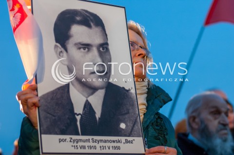  01.03.2014 WARSZAWA OBCHODY NARODOWEGO DNIA PAMIECI ZOLNIERZY WYKLETYCH W WARSZAWIE Z UDZIALEM JAROSLAWA KACZYNSKIEGO N/Z UCZESTNICY OBCHODOW  