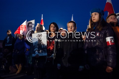  01.03.2014 WARSZAWA OBCHODY NARODOWEGO DNIA PAMIECI ZOLNIERZY WYKLETYCH W WARSZAWIE Z UDZIALEM JAROSLAWA KACZYNSKIEGO N/Z UCZESTNICY OBCHODOW DZIECI  