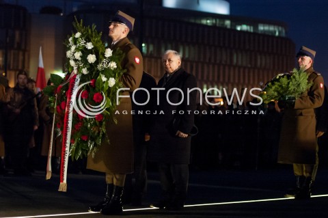  01.03.2014 WARSZAWA OBCHODY NARODOWEGO DNIA PAMIECI ZOLNIERZY WYKLETYCH W WARSZAWIE Z UDZIALEM JAROSLAWA KACZYNSKIEGO N/Z PREZES PIS JAROSLAW KACZYNSKI SKLADA WIENCE POD GROBEM NIEZNANEGO ZOLNIERZA  