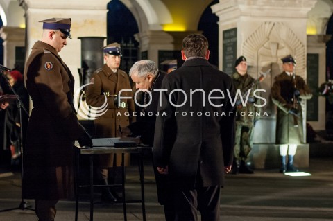  01.03.2014 WARSZAWA OBCHODY NARODOWEGO DNIA PAMIECI ZOLNIERZY WYKLETYCH W WARSZAWIE Z UDZIALEM JAROSLAWA KACZYNSKIEGO N/Z PREZES PIS JAROSLAW KACZYNSKI WPISUJE SIE DO KSIEGI PAMIATKOWEJ  
