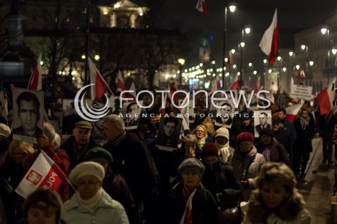  01.03.2014 WARSZAWA OBCHODY NARODOWEGO DNIA PAMIECI ZOLNIERZY WYKLETYCH W WARSZAWIE Z UDZIALEM JAROSLAWA KACZYNSKIEGO N/Z UCZESTNICY OBCHODOW MARSZ  