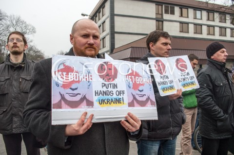  02.03.2014 WARSZAWA PIKIETA POD AMBASADA ROSJI ZA SUWERENNA I NIEPODZIELNA UKRAINE N/Z UCZESTNICY TRANSPARENTY  