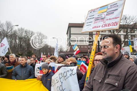  02.03.2014 WARSZAWA PIKIETA POD AMBASADA ROSJI ZA SUWERENNA I NIEPODZIELNA UKRAINE N/Z UCZESTNICY TRANSPARENT  