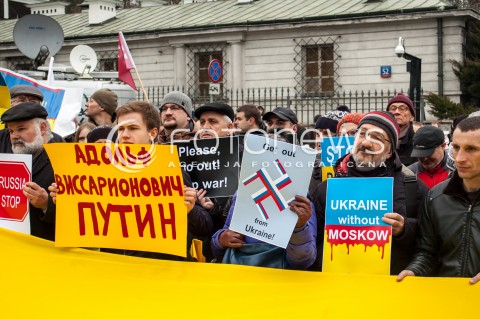  02.03.2014 WARSZAWA PIKIETA POD AMBASADA ROSJI ZA SUWERENNA I NIEPODZIELNA UKRAINE N/Z UCZESTNICY TRANSPARENTY  