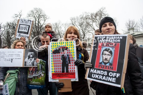 02.03.2014 WARSZAWA PIKIETA POD AMBASADA ROSJI ZA SUWERENNA I NIEPODZIELNA UKRAINE N/Z UCZESTNICY TRANSPARENTY  