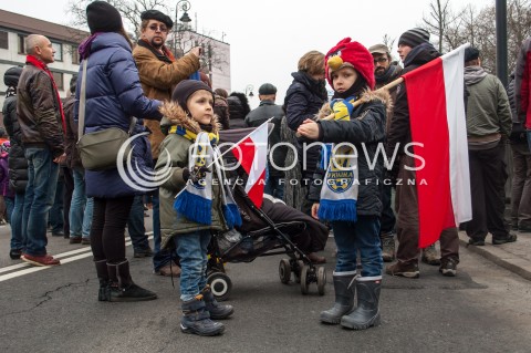  02.03.2014 WARSZAWA PIKIETA POD AMBASADA ROSJI ZA SUWERENNA I NIEPODZIELNA UKRAINE N/Z UCZESTNICY TRANSPARENT DZIECI  