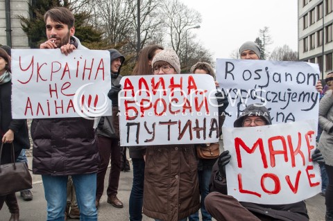  02.03.2014 WARSZAWA PIKIETA POD AMBASADA ROSJI ZA SUWERENNA I NIEPODZIELNA UKRAINE N/Z UCZESTNICY TRANSPARENTY  