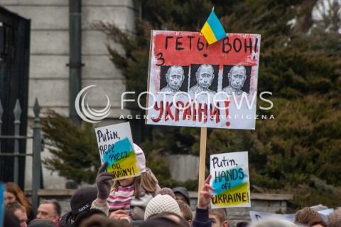  02.03.2014 WARSZAWA PIKIETA POD AMBASADA ROSJI ZA SUWERENNA I NIEPODZIELNA UKRAINE N/Z UCZESTNICY TRANSPARENTY  