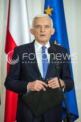  02.03.2014 WARSZAWA BRIEFING PRASOWY JERZEGO BUZKA I OLGIERDA DZIEKONSKIEGO NA TEMAT FUNKCJONOWANIA WSPOLNOTY ENERGETYCZNEJ N/Z POSEL DO PARLAMENTU EUROPEJSKIEGO JERZY BUZEK  
