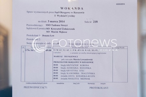  03.03.2014 RZESZOW <br />
DRUGA ROZPRAWA W SADZIE OKREGOWYM W RZESZOWIE DOTYCZACA DALSZEGO LOSU MARIUSZA TRYNKIEWICZA - PEDOFILA I MORDERCY Z PIOTRKOWA TRYBUNALSKIEGO KTORY 11 LUTEGO OPUSCIL ZAKLAD KARNY W RZESZOWIE<br />
N/Z SALA ROZPRAW NR 218 WOKANDA<br />
 