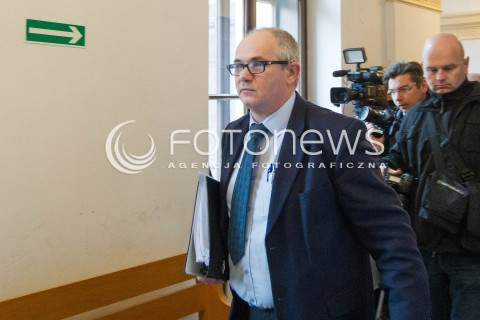  03.03.2014 RZESZOW <br />
DRUGA ROZPRAWA W SADZIE OKREGOWYM W RZESZOWIE DOTYCZACA DALSZEGO LOSU MARIUSZA TRYNKIEWICZA - PEDOFILA I MORDERCY Z PIOTRKOWA TRYBUNALSKIEGO KTORY 11 LUTEGO OPUSCIL ZAKLAD KARNY W RZESZOWIE<br />
N/Z BIEGLY<br />
 