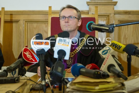  03.03.2014 RZESZOW <br />
DRUGA ROZPRAWA W SADZIE OKREGOWYM W RZESZOWIE DOTYCZACA DALSZEGO LOSU MARIUSZA TRYNKIEWICZA.<br />
SAD POSTANOWIL, ZE MARIUSZ TRYNKIEWICZ ZOSTANIE UMIESZCZONY W ZAKLADZIE ZAMKNIETYM W GOSTYNINIE.<br />
N/Z TADEUSZ STRZYZ - SEDZIA, PRZEWODNICZACY SKLADU SEDZIOWSKIEGO<br />
 