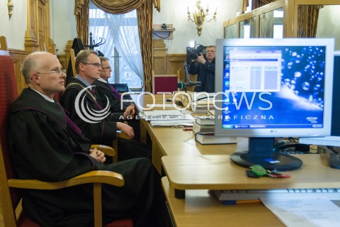  03.03.2014 RZESZOW <br />
DRUGA ROZPRAWA W SADZIE OKREGOWYM W RZESZOWIE DOTYCZACA DALSZEGO LOSU MARIUSZA TRYNKIEWICZA.<br />
SAD POSTANOWIL, ZE MARIUSZ TRYNKIEWICZ ZOSTANIE UMIESZCZONY W ZAKLADZIE ZAMKNIETYM W GOSTYNINIE.<br />
N/Z TADEUSZ STRZYZ - SEDZIA, PRZEWODNICZACY SKLADU SEDZIOWSKIEGO<br />
 