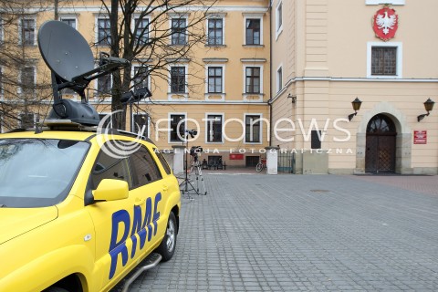  03.03.2014 RZESZOW <br />
DRUGA ROZPRAWA W SADZIE OKREGOWYM W RZESZOWIE DOTYCZACA DALSZEGO LOSU MARIUSZA TRYNKIEWICZA - PEDOFILA I MORDERCY Z PIOTRKOWA TRYBUNALSKIEGO KTORY 11 LUTEGO OPUSCIL ZAKLAD KARNY W RZESZOWIE<br />
N/Z WOZ TRANSMISYJNY RMF FM PRZED SADEM. MEDIA DZIENNIKARZE Z CALEGO KRAJU RELACJONUJA POSTANOWIENIE SADU<br />
 