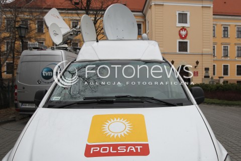  03.03.2014 RZESZOW <br />
DRUGA ROZPRAWA W SADZIE OKREGOWYM W RZESZOWIE DOTYCZACA DALSZEGO LOSU MARIUSZA TRYNKIEWICZA - PEDOFILA I MORDERCY Z PIOTRKOWA TRYBUNALSKIEGO KTORY 11 LUTEGO OPUSCIL ZAKLAD KARNY W RZESZOWIE<br />
N/Z WOZ TRANSMISYJNY POLSAT I TVN24 PRZED SADEM. MEDIA DZIENNIKARZE Z CALEGO KRAJU RELACJONUJA POSTANOWIENIE SADU<br />
 