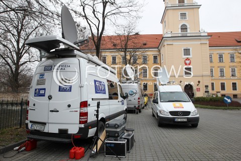  03.03.2014 RZESZOW <br />
DRUGA ROZPRAWA W SADZIE OKREGOWYM W RZESZOWIE DOTYCZACA DALSZEGO LOSU MARIUSZA TRYNKIEWICZA - PEDOFILA I MORDERCY Z PIOTRKOWA TRYBUNALSKIEGO KTORY 11 LUTEGO OPUSCIL ZAKLAD KARNY W RZESZOWIE<br />
N/Z WOZ TRANSMISYJNY POLSAT TVP I TVN24 PRZED SADEM. MEDIA DZIENNIKARZE Z CALEGO KRAJU RELACJONUJA POSTANOWIENIE SADU<br />
 