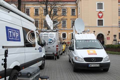  03.03.2014 RZESZOW <br />
DRUGA ROZPRAWA W SADZIE OKREGOWYM W RZESZOWIE DOTYCZACA DALSZEGO LOSU MARIUSZA TRYNKIEWICZA - PEDOFILA I MORDERCY Z PIOTRKOWA TRYBUNALSKIEGO KTORY 11 LUTEGO OPUSCIL ZAKLAD KARNY W RZESZOWIE<br />
N/Z WOZ TRANSMISYJNY POLSAT TVP I TVN24 PRZED SADEM. MEDIA DZIENNIKARZE Z CALEGO KRAJU RELACJONUJA POSTANOWIENIE SADU<br />
 