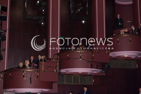  03.03.2014 WARSZAWA <br />
PREMIERA KAMIENIE NA SZANIEC W TEATRZE NARODOWYM<br />
N/Z BRONISLAW KOMOROWSKI Z MALZONKA ANNA KOMOROWSKA PREZYDENT RZECZPOSPOLITEJ POLSKIEJ<br />
 