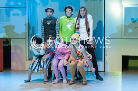  05.03.2014 WARSZAWA<br />PROBA MEDIALNA BROMBA W SIECI W TEATRZE 6 PIETRO<br />N/Z BARBARA KURDEJ-SZATAN MICHALINA SOSNA KATARZYNA ZAWISLAK-DOLNY ARTUR GOTZ MATEUSZ DESKIEWICZ MATEUSZ WEBER<br /> 