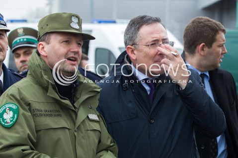  07.03.2014 MEDYKA <br />MINISTER SPRAW WEWNETRZNYCH BARTLOMIEJ SIENKIEWICZ Z WIZYTA NA POLSKO-UKRAINSKIM PRZEJSCIU GRANICZNYM W MEDYCE NA PODKARPACIU. WIZYTA MINISTRA ZWIAZANA JEST Z SYTUACJA NA UKRAINIE, MINISTER SPRAWDZIL GOTOWOSC SLUZB I PODLEGLYCH JEDNOSTEK NA EWENTUALNE PRZYJECIE UCHODZCOW Z UKRAINY.<br />N/Z MINISTER BARTLOMIEJ SIENKIEWICZ I KOMENDANT GLOWNY STRAZY GRANICZNEJ GEN. BRYG. SG DOMINIK TRACZ<br /> 