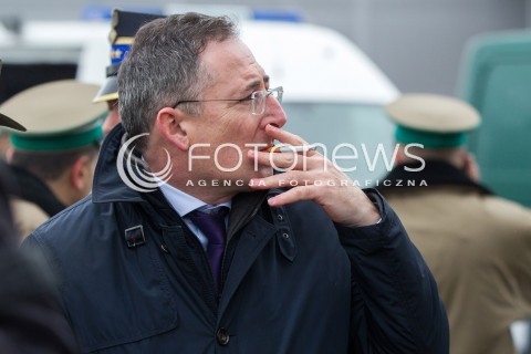  07.03.2014 MEDYKA <br />MINISTER SPRAW WEWNETRZNYCH BARTLOMIEJ SIENKIEWICZ Z WIZYTA NA POLSKO-UKRAINSKIM PRZEJSCIU GRANICZNYM W MEDYCE NA PODKARPACIU. WIZYTA MINISTRA ZWIAZANA JEST Z SYTUACJA NA UKRAINIE, MINISTER SPRAWDZIL GOTOWOSC SLUZB I PODLEGLYCH JEDNOSTEK NA EWENTUALNE PRZYJECIE UCHODZCOW Z UKRAINY.<br />N/Z MINISTER BARTLOMIEJ SIENKIEWICZ<br /> 