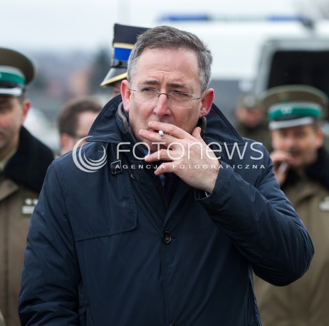  07.03.2014 MEDYKA <br />MINISTER SPRAW WEWNETRZNYCH BARTLOMIEJ SIENKIEWICZ Z WIZYTA NA POLSKO-UKRAINSKIM PRZEJSCIU GRANICZNYM W MEDYCE NA PODKARPACIU. WIZYTA MINISTRA ZWIAZANA JEST Z SYTUACJA NA UKRAINIE, MINISTER SPRAWDZIL GOTOWOSC SLUZB I PODLEGLYCH JEDNOSTEK NA EWENTUALNE PRZYJECIE UCHODZCOW Z UKRAINY.<br />N/Z MINISTER BARTLOMIEJ SIENKIEWICZ<br /> 
