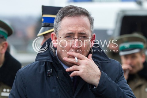  07.03.2014 MEDYKA <br />MINISTER SPRAW WEWNETRZNYCH BARTLOMIEJ SIENKIEWICZ Z WIZYTA NA POLSKO-UKRAINSKIM PRZEJSCIU GRANICZNYM W MEDYCE NA PODKARPACIU. WIZYTA MINISTRA ZWIAZANA JEST Z SYTUACJA NA UKRAINIE, MINISTER SPRAWDZIL GOTOWOSC SLUZB I PODLEGLYCH JEDNOSTEK NA EWENTUALNE PRZYJECIE UCHODZCOW Z UKRAINY.<br />N/Z MINISTER BARTLOMIEJ SIENKIEWICZ<br /> 