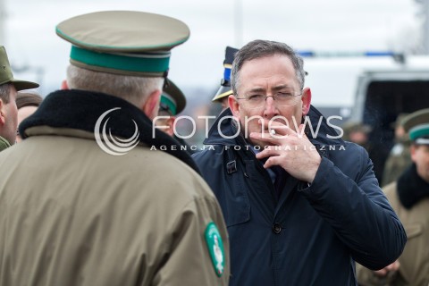  07.03.2014 MEDYKA <br />MINISTER SPRAW WEWNETRZNYCH BARTLOMIEJ SIENKIEWICZ Z WIZYTA NA POLSKO-UKRAINSKIM PRZEJSCIU GRANICZNYM W MEDYCE NA PODKARPACIU. WIZYTA MINISTRA ZWIAZANA JEST Z SYTUACJA NA UKRAINIE, MINISTER SPRAWDZIL GOTOWOSC SLUZB I PODLEGLYCH JEDNOSTEK NA EWENTUALNE PRZYJECIE UCHODZCOW Z UKRAINY.<br />N/Z MINISTER BARTLOMIEJ SIENKIEWICZ<br /> 