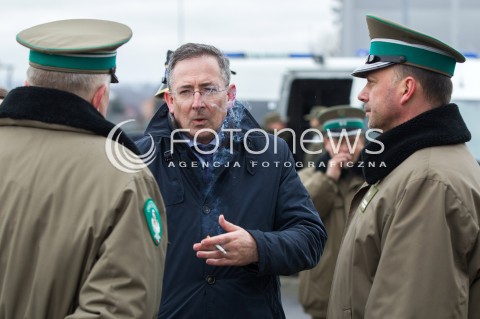  07.03.2014 MEDYKA <br />MINISTER SPRAW WEWNETRZNYCH BARTLOMIEJ SIENKIEWICZ Z WIZYTA NA POLSKO-UKRAINSKIM PRZEJSCIU GRANICZNYM W MEDYCE NA PODKARPACIU. WIZYTA MINISTRA ZWIAZANA JEST Z SYTUACJA NA UKRAINIE, MINISTER SPRAWDZIL GOTOWOSC SLUZB I PODLEGLYCH JEDNOSTEK NA EWENTUALNE PRZYJECIE UCHODZCOW Z UKRAINY.<br />N/Z MINISTER BARTLOMIEJ SIENKIEWICZ<br /> 