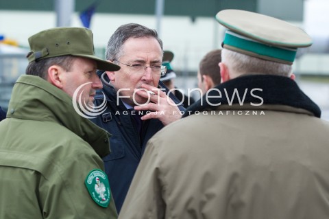  07.03.2014 MEDYKA <br />MINISTER SPRAW WEWNETRZNYCH BARTLOMIEJ SIENKIEWICZ Z WIZYTA NA POLSKO-UKRAINSKIM PRZEJSCIU GRANICZNYM W MEDYCE NA PODKARPACIU. WIZYTA MINISTRA ZWIAZANA JEST Z SYTUACJA NA UKRAINIE, MINISTER SPRAWDZIL GOTOWOSC SLUZB I PODLEGLYCH JEDNOSTEK NA EWENTUALNE PRZYJECIE UCHODZCOW Z UKRAINY.<br />N/Z MINISTER BARTLOMIEJ SIENKIEWICZ<br /> 