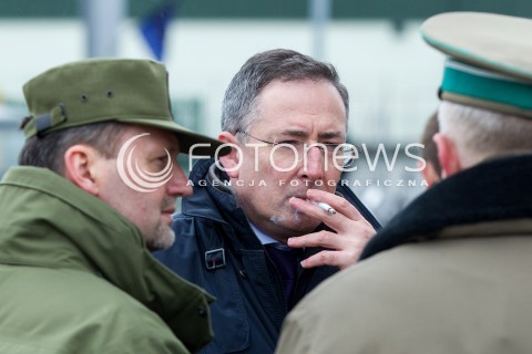  07.03.2014 MEDYKA <br />MINISTER SPRAW WEWNETRZNYCH BARTLOMIEJ SIENKIEWICZ Z WIZYTA NA POLSKO-UKRAINSKIM PRZEJSCIU GRANICZNYM W MEDYCE NA PODKARPACIU. WIZYTA MINISTRA ZWIAZANA JEST Z SYTUACJA NA UKRAINIE, MINISTER SPRAWDZIL GOTOWOSC SLUZB I PODLEGLYCH JEDNOSTEK NA EWENTUALNE PRZYJECIE UCHODZCOW Z UKRAINY.<br />N/Z MINISTER BARTLOMIEJ SIENKIEWICZ<br /> 