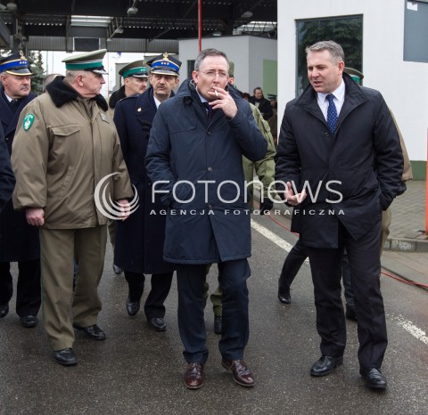  07.03.2014 MEDYKA <br />MINISTER SPRAW WEWNETRZNYCH BARTLOMIEJ SIENKIEWICZ Z WIZYTA NA POLSKO-UKRAINSKIM PRZEJSCIU GRANICZNYM W MEDYCE NA PODKARPACIU. WIZYTA MINISTRA ZWIAZANA JEST Z SYTUACJA NA UKRAINIE, MINISTER SPRAWDZIL GOTOWOSC SLUZB I PODLEGLYCH JEDNOSTEK NA EWENTUALNE PRZYJECIE UCHODZCOW Z UKRAINY.<br />N/Z MINISTER BARTLOMIEJ SIENKIEWICZ I POSEL PIOTR TOMANSKI (P)<br /> 