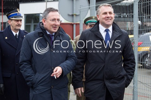  07.03.2014 MEDYKA <br />MINISTER SPRAW WEWNETRZNYCH BARTLOMIEJ SIENKIEWICZ Z WIZYTA NA POLSKO-UKRAINSKIM PRZEJSCIU GRANICZNYM W MEDYCE NA PODKARPACIU. WIZYTA MINISTRA ZWIAZANA JEST Z SYTUACJA NA UKRAINIE, MINISTER SPRAWDZIL GOTOWOSC SLUZB I PODLEGLYCH JEDNOSTEK NA EWENTUALNE PRZYJECIE UCHODZCOW Z UKRAINY.<br />N/Z MINISTER BARTLOMIEJ SIENKIEWICZ I POSEL PIOTR TOMANSKI (P)<br /> 