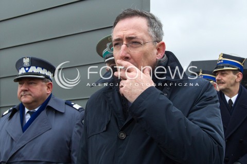  07.03.2014 MEDYKA <br />MINISTER SPRAW WEWNETRZNYCH BARTLOMIEJ SIENKIEWICZ Z WIZYTA NA POLSKO-UKRAINSKIM PRZEJSCIU GRANICZNYM W MEDYCE NA PODKARPACIU. WIZYTA MINISTRA ZWIAZANA JEST Z SYTUACJA NA UKRAINIE, MINISTER SPRAWDZIL GOTOWOSC SLUZB I PODLEGLYCH JEDNOSTEK NA EWENTUALNE PRZYJECIE UCHODZCOW Z UKRAINY.<br />N/Z MINISTER BARTLOMIEJ SIENKIEWICZ<br /> 